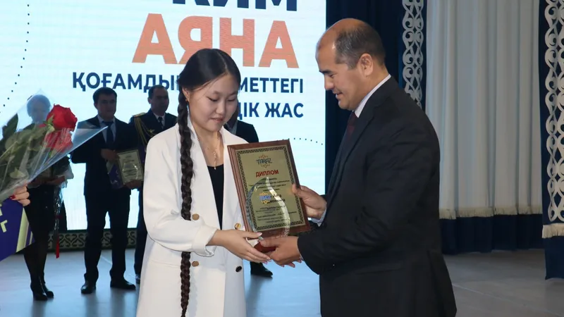 Ықылас Дүкенұлы атындағы қалалық мәдениет үйінде "TARAZ AWARDS" Тараз қаласы әкімінің жастар сыйлығымен марапаттау рәсімі өтті., сурет - Zakon.kz жаңалық 02.12.2024 11:50