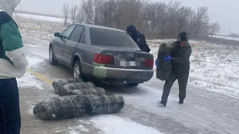 Қарағанды облысында тоқтатылған жеңіл көліктен 13 қап марихуана табылды