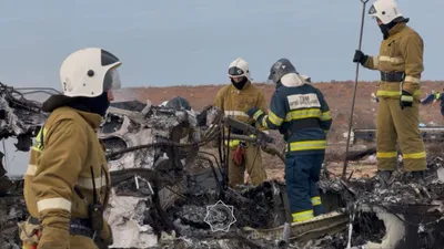 Мемлекет басшысына Үкіметтік комиссияның Ақтау қаласы әуежайының маңында болған Аz Airlines әуе компаниясының Embraer 190 ұшағының апатқа ұшырау себептерін тексеру және зардап шеккендерге көмек көрсету жөнінде жүргізіп жатқан жұмысы туралы баяндалды., сурет - Zakon.kz жаңалық 25.12.2024 16:42