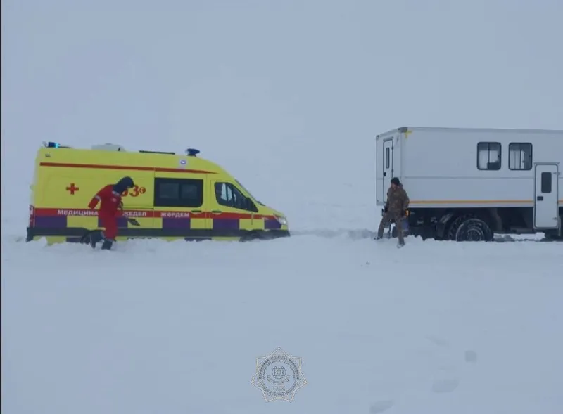 Ұлытау облысында жедел жәрдем көлігі қар құрсауында қалып қойды