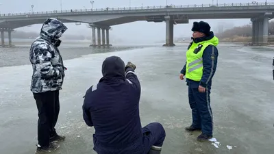 Су беттеріндегі мұз жамылғысы әлі де берік емес және әрқашан адамның салмағын көтере алмайды., сурет - Zakon.kz жаңалық 04.01.2025 16:57