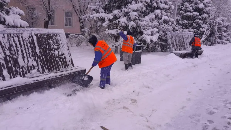 Бір түнде 14 см қар: Алматының коммуналдық қызметі күшейтілген режимде жұмыс істеп жатыр, сурет - Zakon.kz жаңалық 08.01.2025 10:40