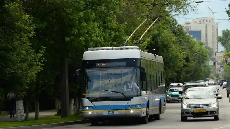 Алматыда троллейбус жас жігітті қағып, мерт етті