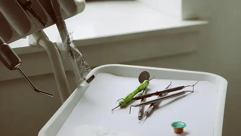 Қолындағы телефонын ұрып, емханадан шығарып жіберген: Қонаевта тіс дәрігеріне айыппұл салынды