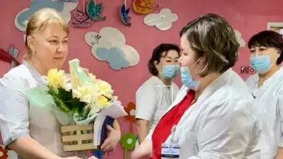 Өскемен аквапаркінде баланы ажалдан арашалап қалған акушер марапатталды , сурет - Zakon.kz жаңалық 17.01.2025 14:57