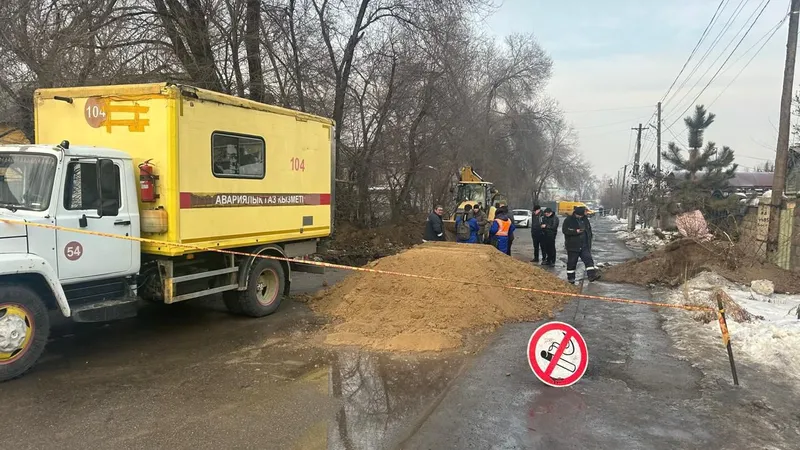 Алматының Түрксіб ауданындағы кәріз құбырларын өз бетінше төсеу барысында бүлінген орташа қысымды жерасты газ құбыры коммуналдық қызметтің жедел іс-қимылының арқасында қалпына келтірілді. , сурет - Zakon.kz жаңалық 17.01.2025 15:43