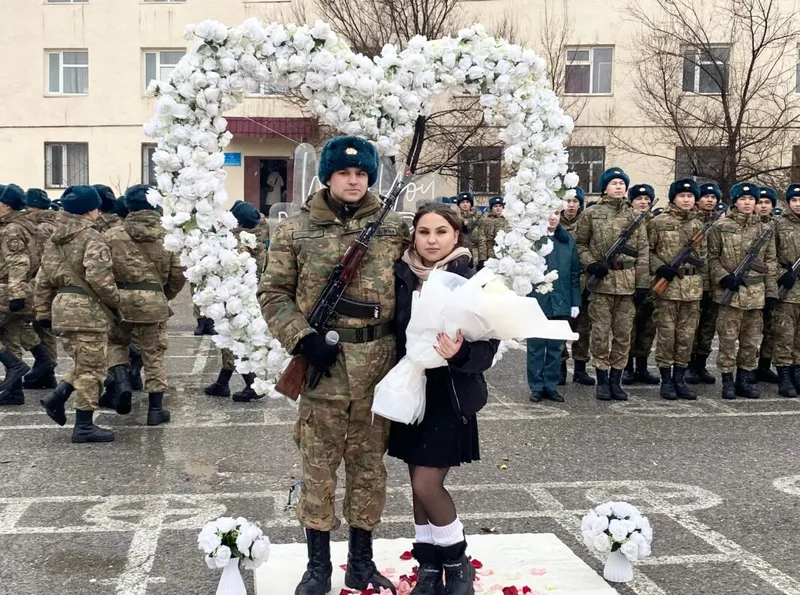 Шымкентте сарбаз ант қабылдау рәсімінде сүйіктісіне үйленуге ұсыныс жасады