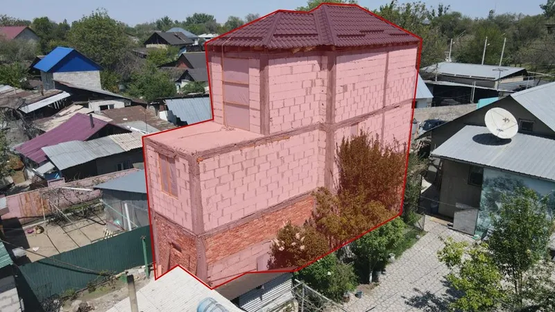 Алматыда тағы бір заңсыз нысан сүріліп жатыр