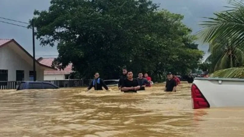 Малайзияда нөсер жаңбыр салдарынан су тасқыны басталды