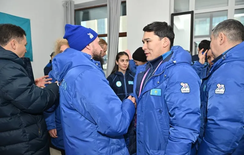 Министр шорт-тректен тарихи алтын медаль жеңіп алған ерлер құрамасын құттықтады