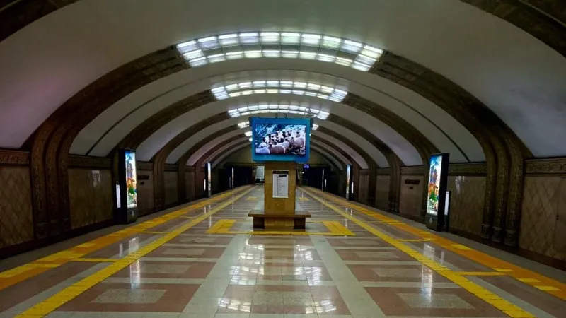 Алматылық метро қауіпсіздікті арттыру үшін жаңа қоршаулар орнатты