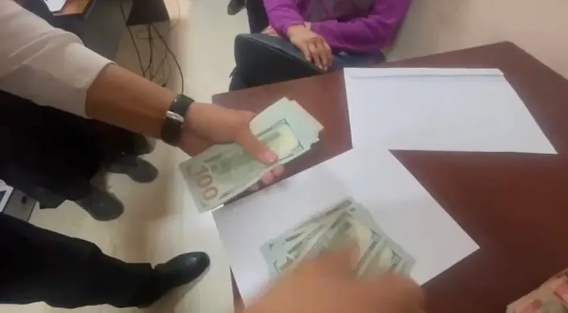 Астанада полицейлер кейуананы алдап соққан күдіктілерді әуе рейсінен түсіріп алды