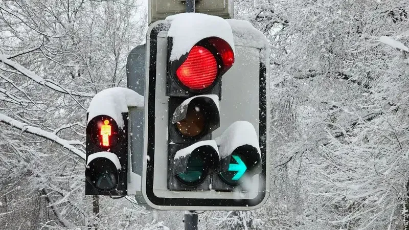 "Қызыл" бағдаршамды жеті рет елемеген". Шымкентте полициядан қашқан жүргізуші видеоға түсіп қалды