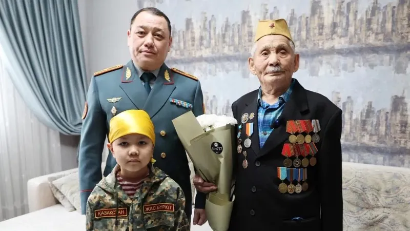 Ұландықтар 101 жастағы соғыс ардагерінің жүрегін елжіретті