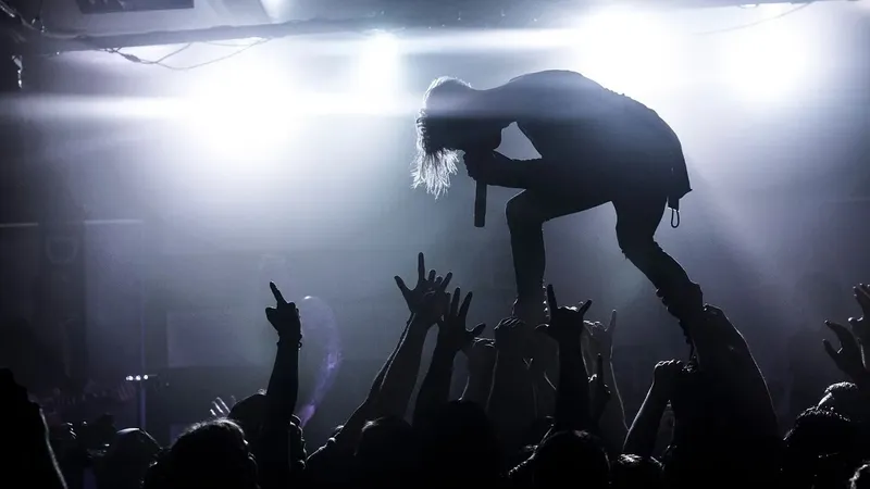 Депутат концерттерде фонограмма қолдануға тыйым салуды ұсынады