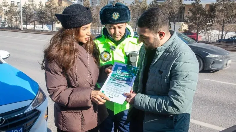 Алғыс айту күніне орай Астанада ерекше оқиға өтті – жыл бойы жол қозғалысы ережелерін қатаң сақтаған жүргізушілер марапатталды, сурет - Zakon.kz жаңалық 28.02.2025 14:52