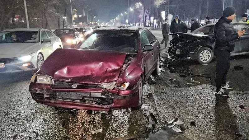 Алматыда Құлжа тас жолында жол апаты болып, үш адам ауруханаға жатқызылды