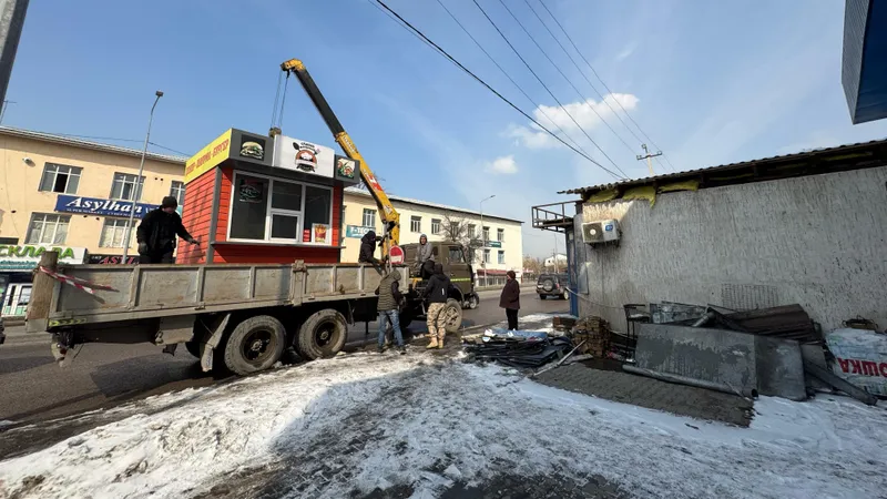 Алматыда заңсыз көше саудасына қарсы жаппай тазарту жүргізілуде