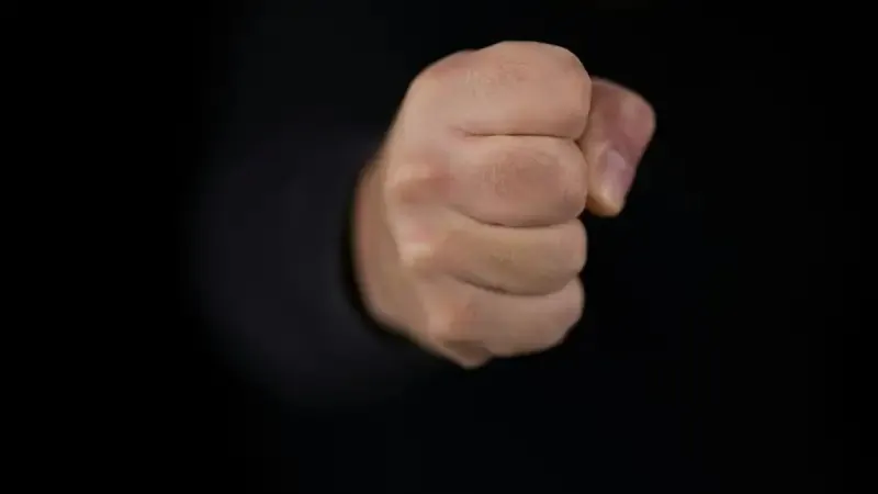 Алматы әуежайында қызметкерге шабуыл жасаған ер адам бұған дейін автобуста қызды ұрған