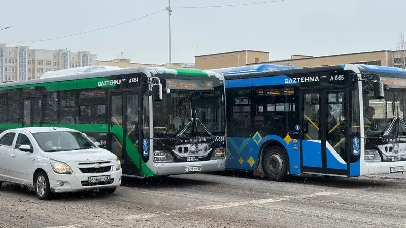 Астанада полицейлер автобусты куәліксіз айдаған жүргізушіні ұстады