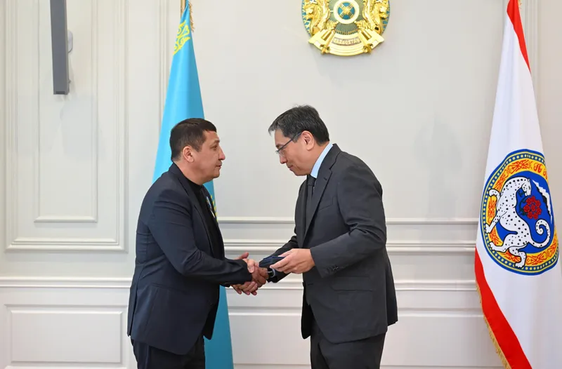 Алматы әуежайында қылмыскердің қаруын тартып алған азамат ақшалай сыйақы алды