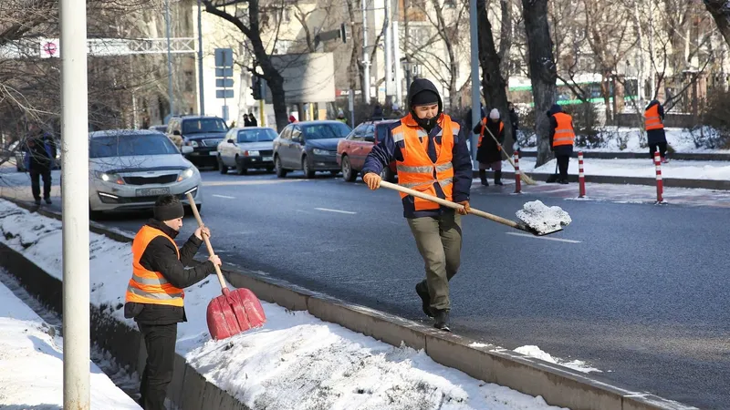 Алматының Медеу ауданындағы көшелерді тазалауға 200-ге жуық жұмысшы мен 80 бірлік арнайы техника жұмылдырылды
