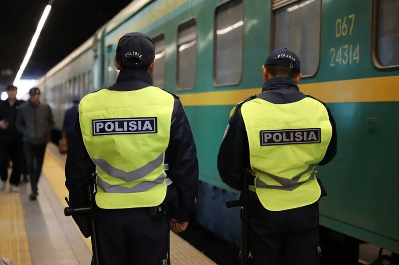 Шымкентте полиция қызметкерлері 27 жастағы әйелді пойыздан түсіріп алды
