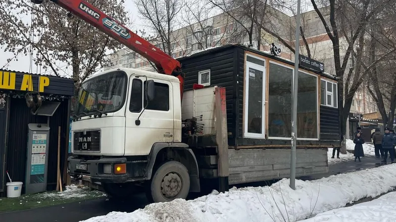 Алматыда 302 заңсыз дүңгіршек сүрілді: қала тұрғындары жұмысты бағалады