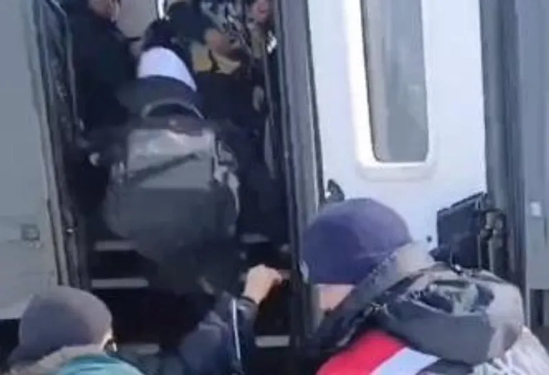 Аягөз гарнизонының сержанттары Абай облысында 32 адамды эвакуациялады