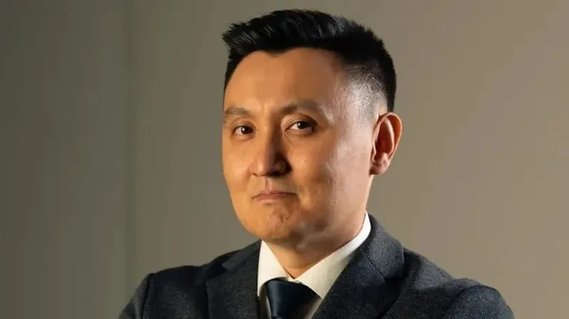 Шетелдік грант иегерлері туралы саясаттанушы – бұл кісілерге бірқатар моральдық сұрақтар бар