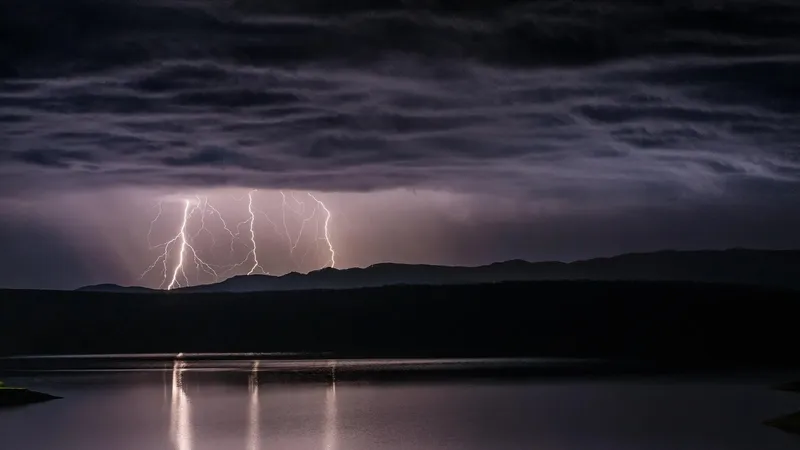 Алматыда найзағай ойнап, қар аралас жаңбыр жауады: коммуналдық қызмет күшейтілген жұмыс режиміне көшірілді