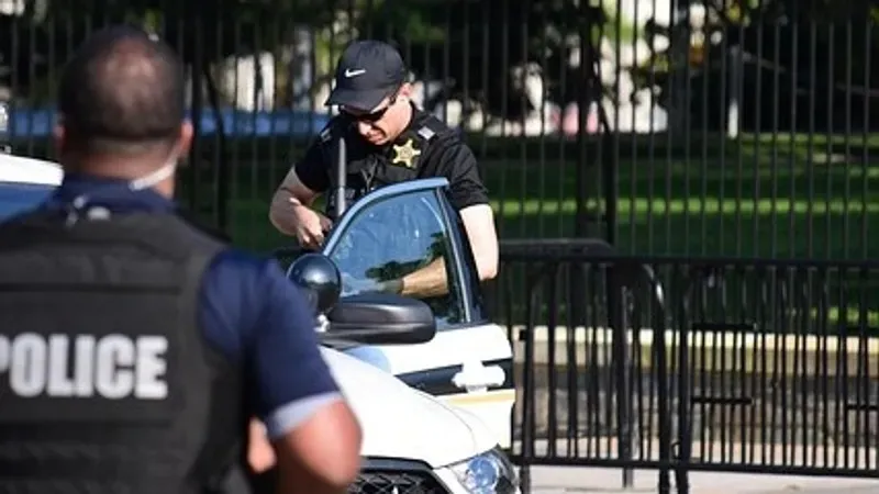 Американдық көшедегі адамдарға пышақпен шабуыл жасап, үш кәмелетке толмаған қызды жарақаттады