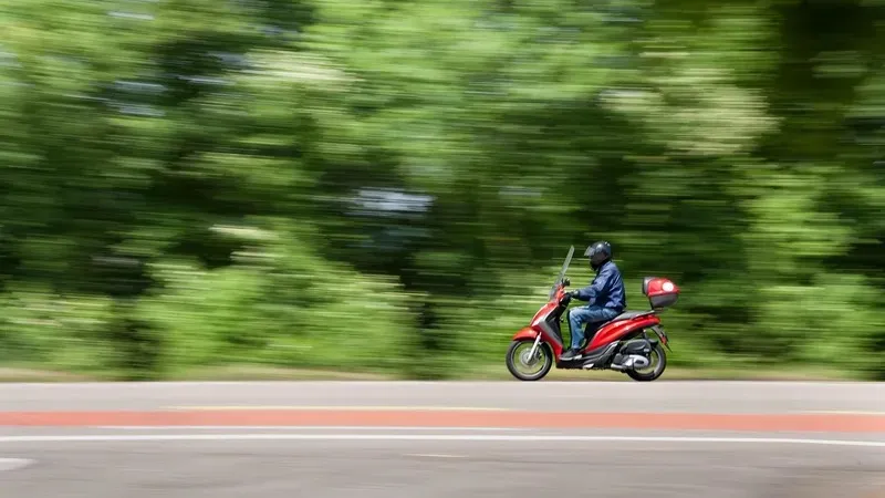 Ақтөбеде мопед тізгіндеген 15 жасар жасөспірім жеңіл көлікпен соқтығысып, ауруханаға түсті