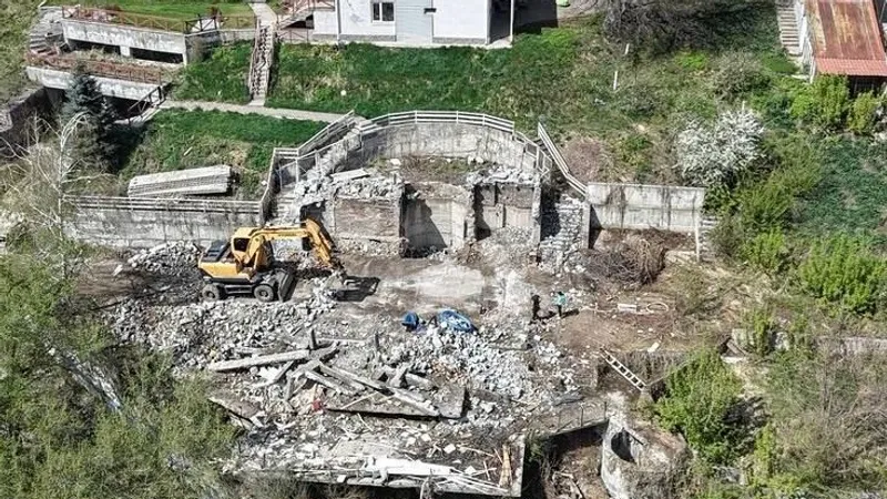 Алматының тау бөктерінде тағы бір заңсыз нысан сот шешімімен бұзылып жатыр