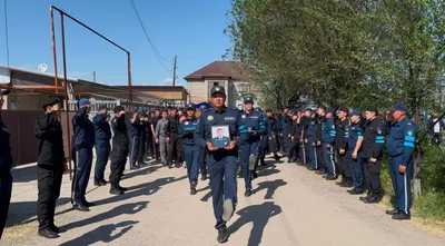 Жамбыл облысында қызмет бабында қаза тапқан полицейді ақтық сапарға шығарып салды, сурет - Zakon.kz жаңалық 24.04.2025 21:39