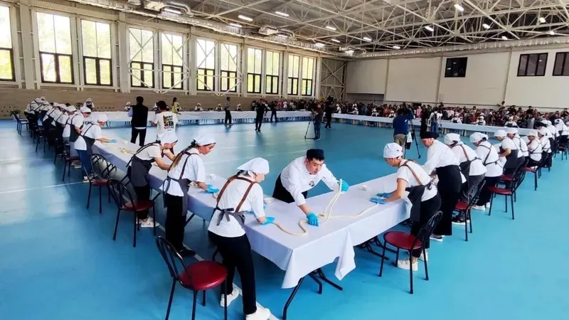 Қазақстан халқының достығы: Алматыда ең ұзын лағман дайындалып, елімізде жаңа рекорд орнатылды