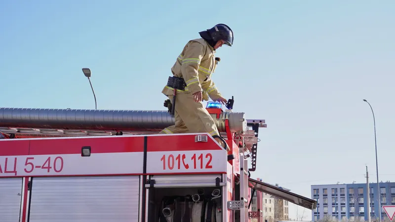 Сәтбаевта құтқарушылар жанып жатқан үйден үш адамды алып шықты