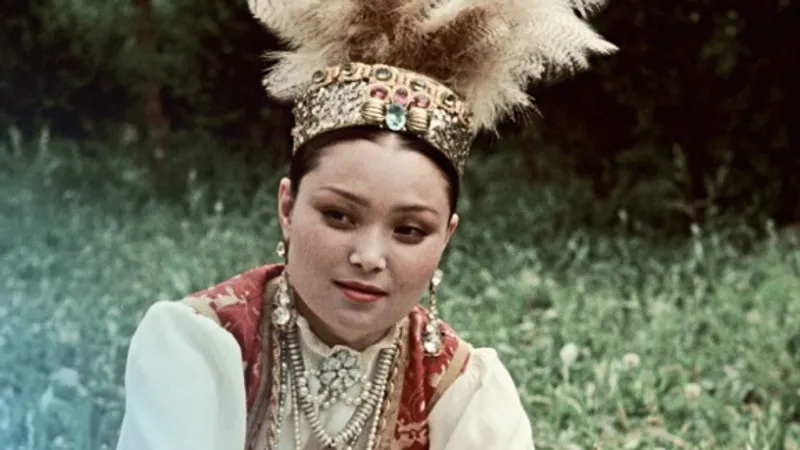 "Халық қаһарманы" атағын алған жалғыз әртіс: Роза Бағланова — жеңіске жетелеген үміт үні