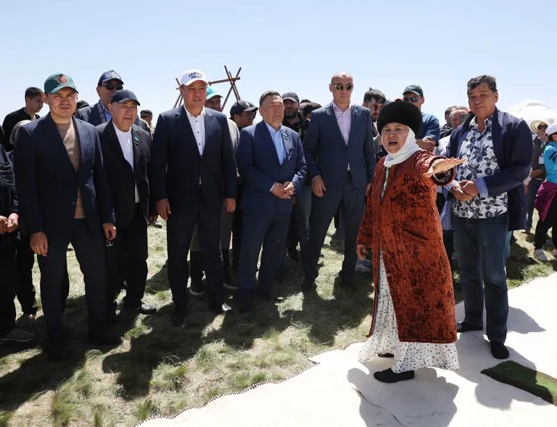 200 метрлік киіз: жамбылдық қолөнершілердің еңбегі Қазақстанның КИНЭС рекордтар кітабына енді