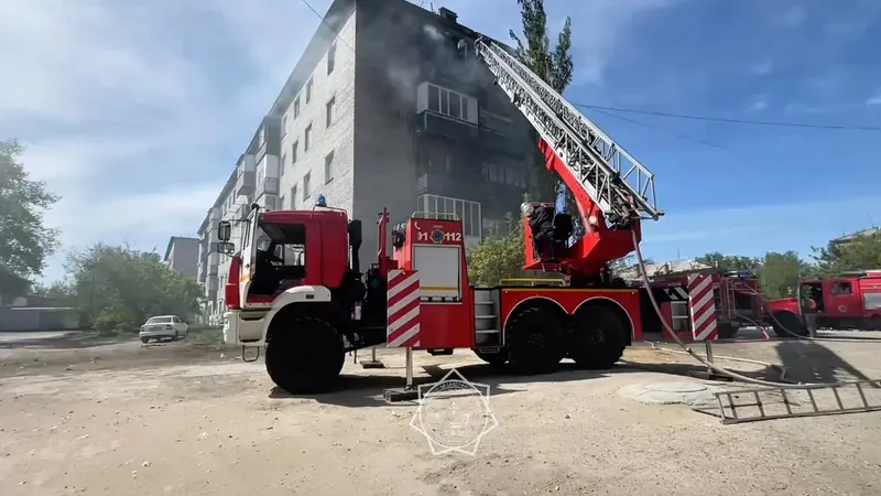 Семейде көпқабатты үйде екі балкон өртенді: құтқарушылар жарылыстың алдын алды