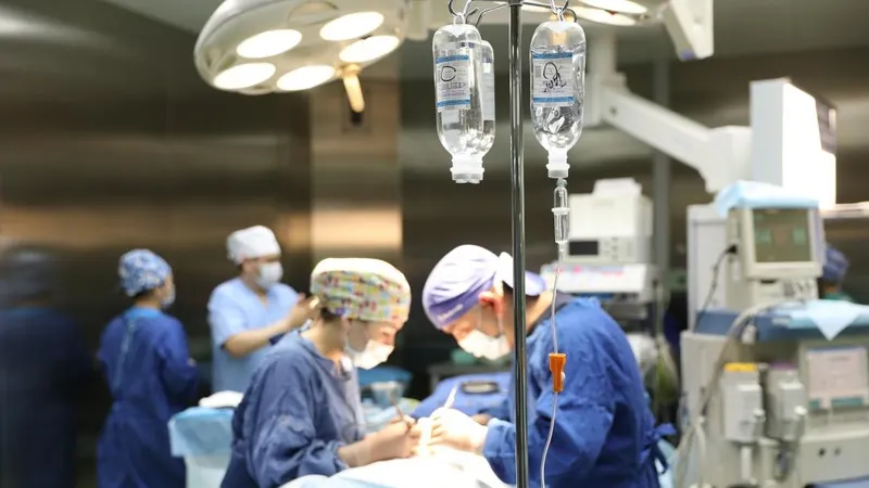 Астанада нейрохирургтар үш айлық сәбидің миынан үлкен ісікті алып тастады