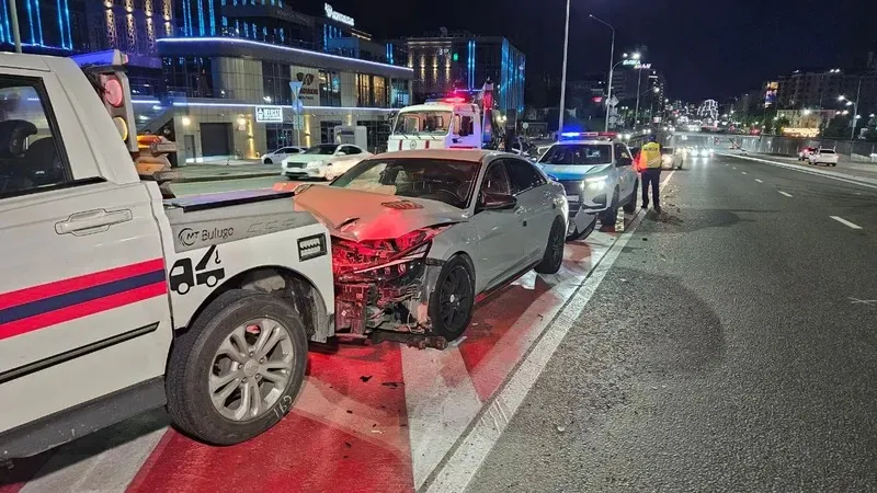 Алматыда түнде жарыспақ болған екі көлік жаппай жол апатына түрткі болды