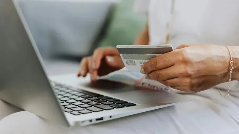 "Үш-төрт банктен бірнеше несие ала береді". Сенаторлар құзырлы өкілден мұндайға қашан тоқтау болатынын сұрады