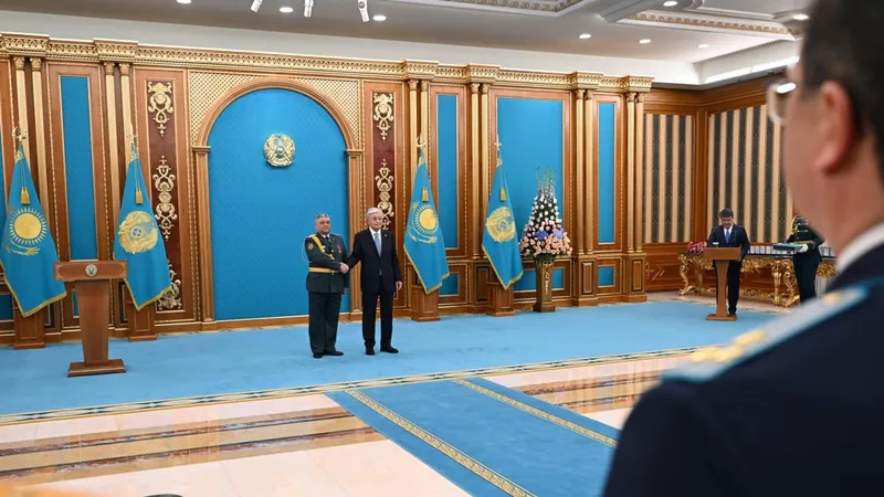 Тоқаев бірқатар қазақстандықтарға жоғары әскери және арнаулы шендерді берді