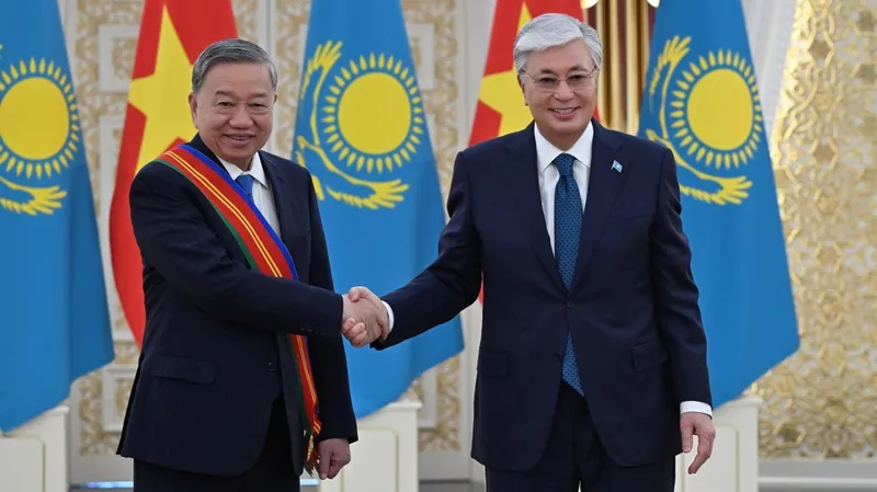 Мемлекет басшысы То Ламды І дәрежелі "Достық" орденімен марапаттады