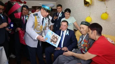 Отан қорғаушылар күні мен Жеңіс күніне орай, Алматы облысы полиция департаментінің бастығы Мейрам Әбікеев пен облыс әкімі Марат Сұлтанғазиев ішкі істер органдарының ең қарт ардагерлерінің бірі – милиция полковнигі, зейнеткер Тәңірберген Толғанбаевқа арнайы барып, мерекемен құттықтады , сурет - Zakon.kz жаңалық 08.05.2025 15:36