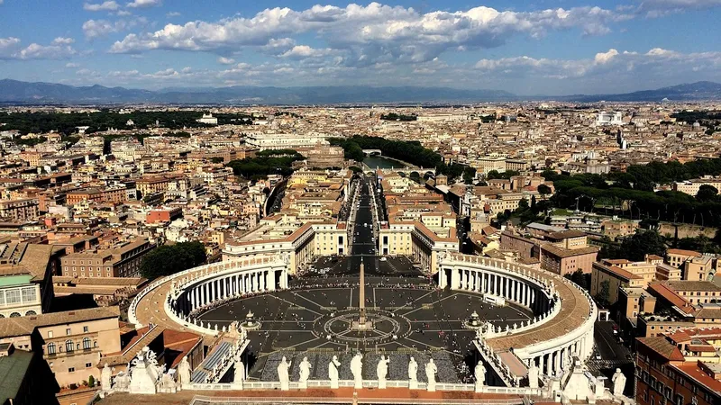 Ватиканда ақ түтін шықты: жаңа Рим Папасы сайланды