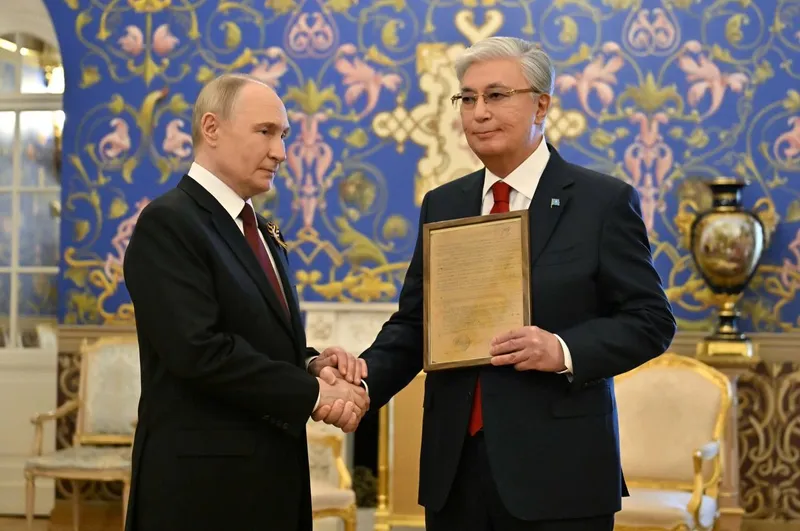 Путин Тоқаевқа әкесінің соғыс кезіндегі ерлігі туралы құжатты табыстады, сурет - Zakon.kz жаңалық 09.05.2025 17:06