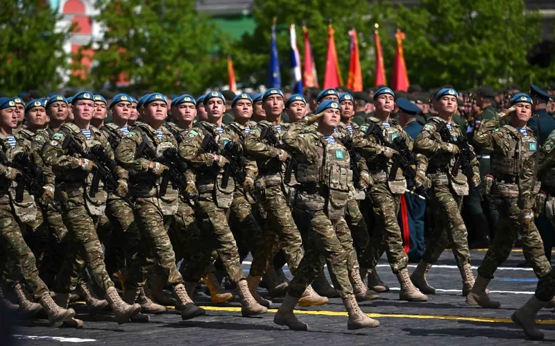 Қазақстан Қарулы Күштерінің сарбаздары Мәскеуде әскери парадта қалай жүріп өтті: фоторепортаж
