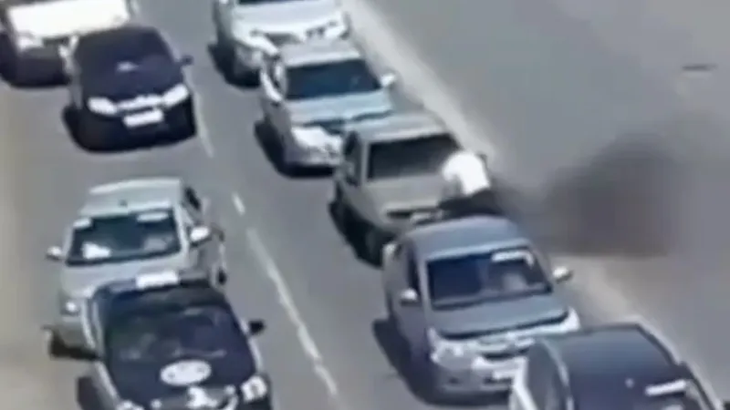 Түркістанда полицейлер көліктен шыққан өртті сөндіріп, жүргізушіні құтқарды